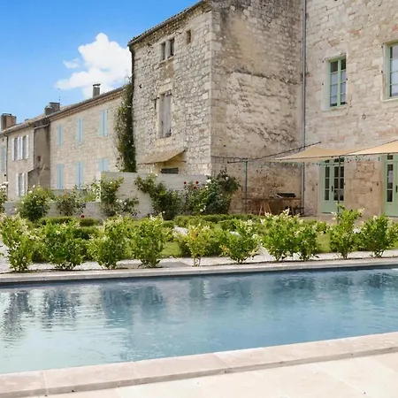 Σπίτι διακοπών Cozy In With Outdoor Swimming Pool